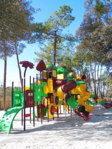 um parque infantil num parque com um equipamento de brincar colorido em Mobil Home tout confort em Saint-Hilaire-de-Riez