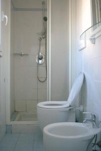 uma casa de banho com um chuveiro, um WC e um lavatório. em Via Colombo em Marina di Massa