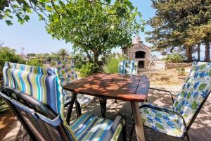 uma mesa de madeira e cadeiras num pátio em Casa di Castello em Mali Lošinj