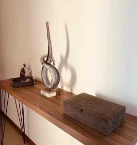 stół z metalowym posągiem węża i pudełkiem. w obiekcie AHT22 premium beach residence w Parnawie