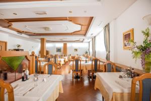 Restoran või mõni muu söögikoht majutusasutuses Hotel Lucia