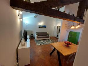 ein Wohnzimmer mit einem Sofa und einem Tisch in der Unterkunft Bastione Apartment in Riva del Garda
