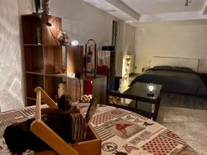 a room with a bed and a table with a table sidx sidx w obiekcie La cave du Pi'Style w mieście Ingwiller