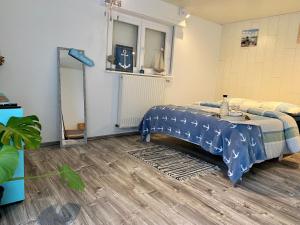 Łóżko lub łóżka w pokoju w obiekcie La cave du Pi'Style