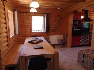 a dining room with a wooden table in a cabin at Chalet de charme authentique in Bolquere Pyrenees 2000
