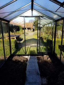 Ein Garten an der Unterkunft B&B De Hulst