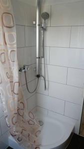 y baño con ducha y aseo. en Ferienwohnung Finn im Haus Maarten en Cuxhaven