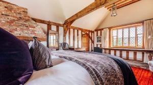 En eller flere senge i et værelse på Lavish Tudor Estate & Gardens - Sleeps 25
