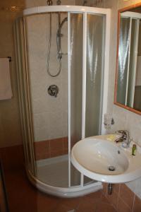 Phòng tắm tại Albergo Ristorante Punta Dell'Est