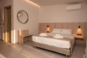 Ένα ή περισσότερα κρεβάτια σε δωμάτιο στο Nomad Hotel Paralia