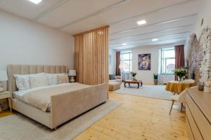 ein Schlafzimmer mit Bett und ein Wohnzimmer in der Unterkunft Priestranný apartmán Moja Marína® v srdci Štiavnice in Banská Štiavnica