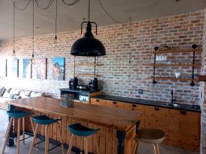 Kitchen o kitchenette sa Dolphin Beach Villa at 138 Oystercatcher, Swakopmund