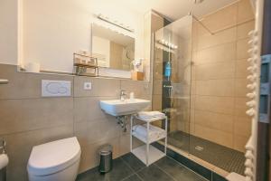een badkamer met een toilet, een wastafel en een douche bij Hôtel Casa 49 in Remich
