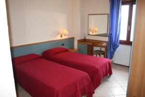 A bed or beds in a room at Albergo Ristorante Punta Dell'Est