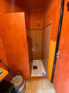 Ένα μπάνιο στο Villa met privé zwembad in Résidence Safari Village