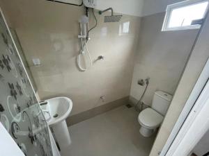 Phòng tắm tại Dedunu Guest +35 ảnh