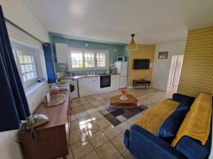 Μια τηλεόραση ή/και κέντρο ψυχαγωγίας στο Casa Abuela, L'hacienda de Soubran, classé 4 étoiles