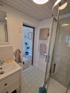 Koupelna v ubytování L'hacienda de Soubran, Le Gîte à Grand-mère, classé 4 étoiles