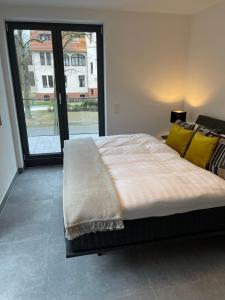 Una cama o camas en una habitación de Basalt Lodge am Lehnitzsee