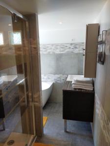 bagno con vasca, lavandino e servizi igienici di Maison de 3 chambres avec jardin clos et wifi a Lens a Lens