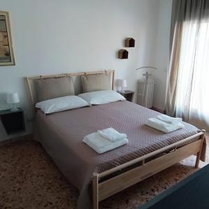 een slaapkamer met een bed met twee handdoeken erop bij Apartments for you in Matera