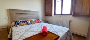 Łóżko lub łóżka w pokoju w obiekcie Apartamento Rural Playa Foz - VISTAS AL MAR