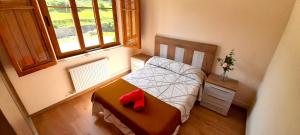 um pequeno quarto com uma cama e uma janela em Apartamento Rural Playa Foz - VISTAS AL MAR em Foz