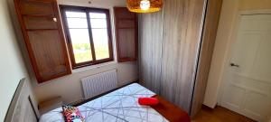 Łóżko lub łóżka w pokoju w obiekcie Apartamento Rural Playa Foz - VISTAS AL MAR