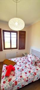 Łóżko lub łóżka w pokoju w obiekcie Apartamento Rural Playa Foz - VISTAS AL MAR