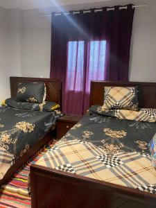 2 nebeneinander sitzende Betten in einem Schlafzimmer in der Unterkunft شاليه قرية ريفيرا 1 in Ras Sudr