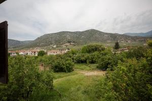 widok na wioskę z górami w tle w obiekcie Luxury Sweet Home w mieście Agria