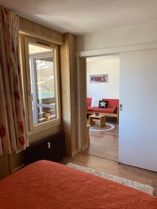 une chambre avec un lit et un salon dans l'établissement Val Claret, Tignes T2 tout confort de 36m2, à Tignes