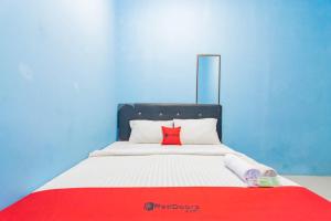 Ein Bett oder Betten in einem Zimmer der Unterkunft RedDoorz Syariah At Jl Pangeran Hidayatullah Cianjur