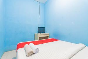 Ein Bett oder Betten in einem Zimmer der Unterkunft RedDoorz Syariah At Jl Pangeran Hidayatullah Cianjur