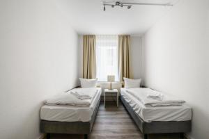 a hospital room with two beds and a table at Familienapartment nahe der Frauenkirche in Dresden