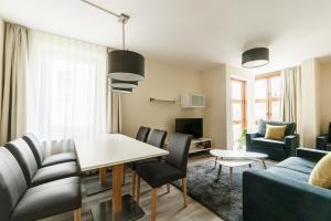 a living room with a table and chairs and a couch at Familienapartment nahe der Frauenkirche in Dresden