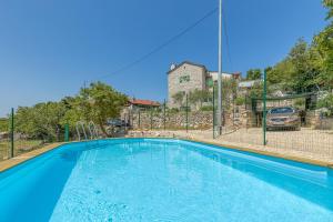 Bazén v ubytování Villa Ana with jacuzzi & swimming pool nebo v jeho okolí