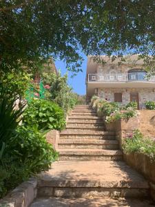 un conjunto de escaleras que conducen a un edificio en Jasmina Apartments, en Ksamil