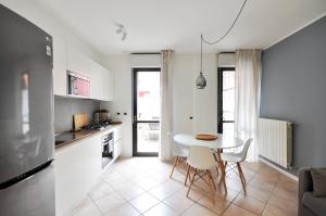 A kitchen or kitchenette at CaseOspitali - Casa Cri&Eli, super trilocale con terrazzo in zona Lambrate per 5