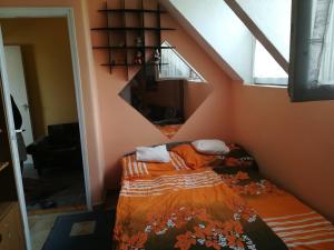 mały pokój z łóżkiem na poddaszu w obiekcie Saltlake apartman w Siófoku