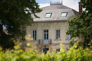 stary dom z balkonem na górze w obiekcie CHATEAU BELAIR-Séjour Prestige w mieście Sainte-Croix-du-Mont +17 zdjęć