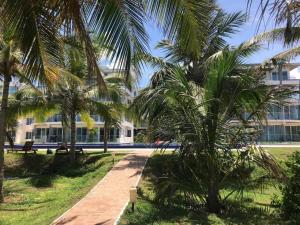 O grădină în afara Trincomalee Ocean Front Condos