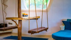 Un columpio de madera con fruta en una habitación. en Clay House Banya, en Banya 37 fotos más