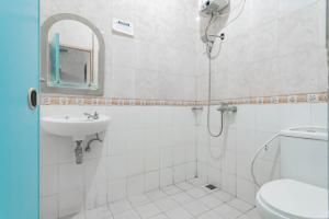 Bagno di RedDoorz Plus At Hotel Sofia Pangandaran