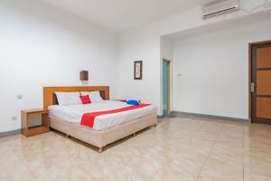 Letto o letti in una camera di RedDoorz Plus At Hotel Sofia Pangandaran