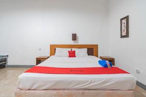 Letto o letti in una camera di RedDoorz Plus At Hotel Sofia Pangandaran