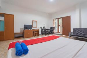 Letto o letti in una camera di RedDoorz Plus At Hotel Sofia Pangandaran