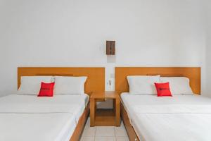 Letto o letti in una camera di RedDoorz Plus At Hotel Sofia Pangandaran