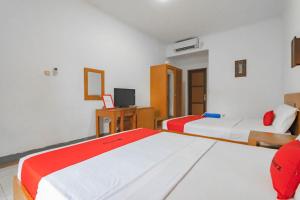 Letto o letti in una camera di RedDoorz Plus At Hotel Sofia Pangandaran