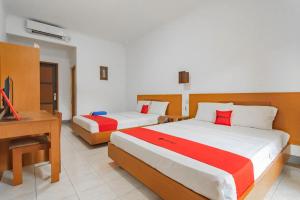 Letto o letti in una camera di RedDoorz Plus At Hotel Sofia Pangandaran